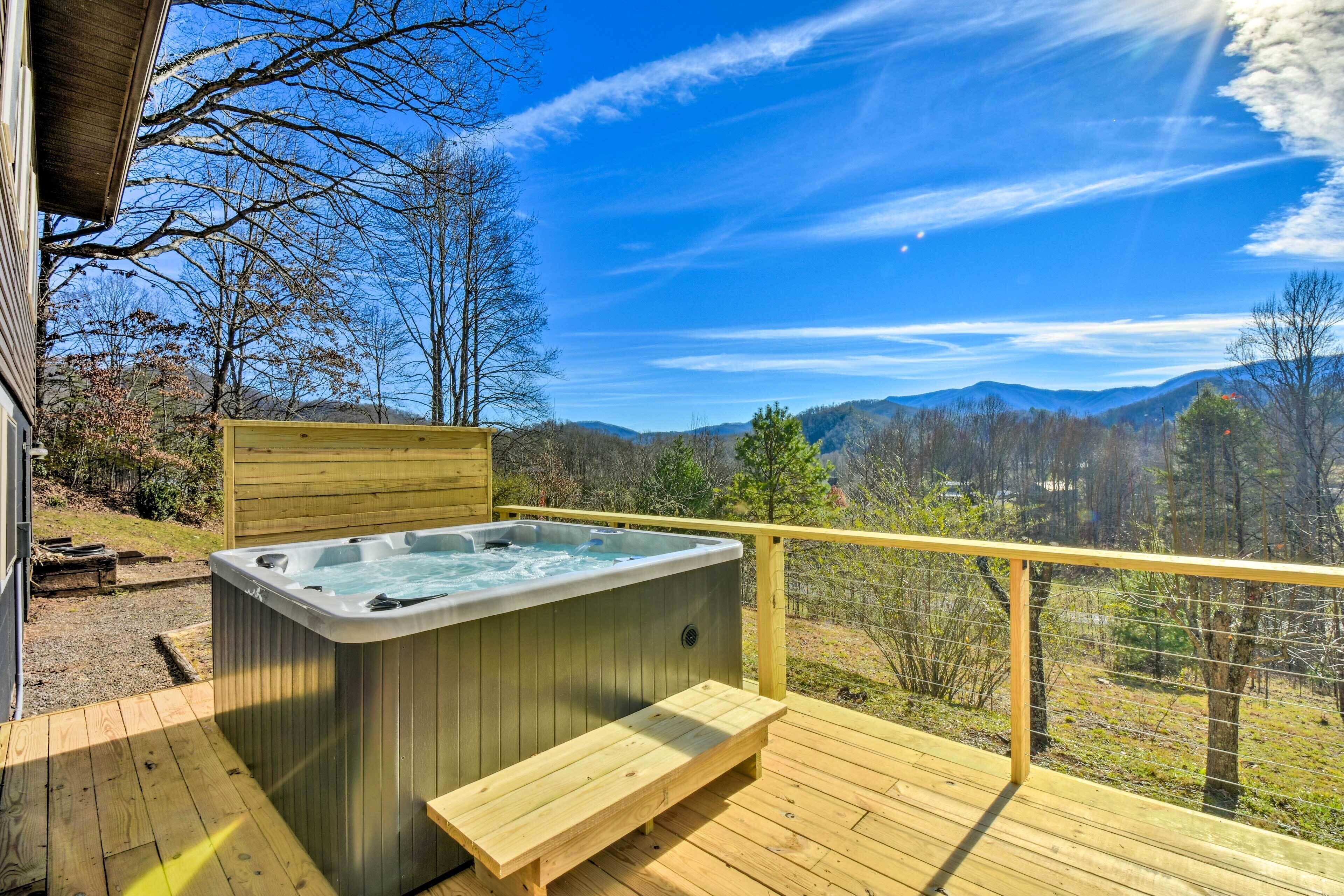 Franklin Home w/ Hot Tub & Mtn Views!