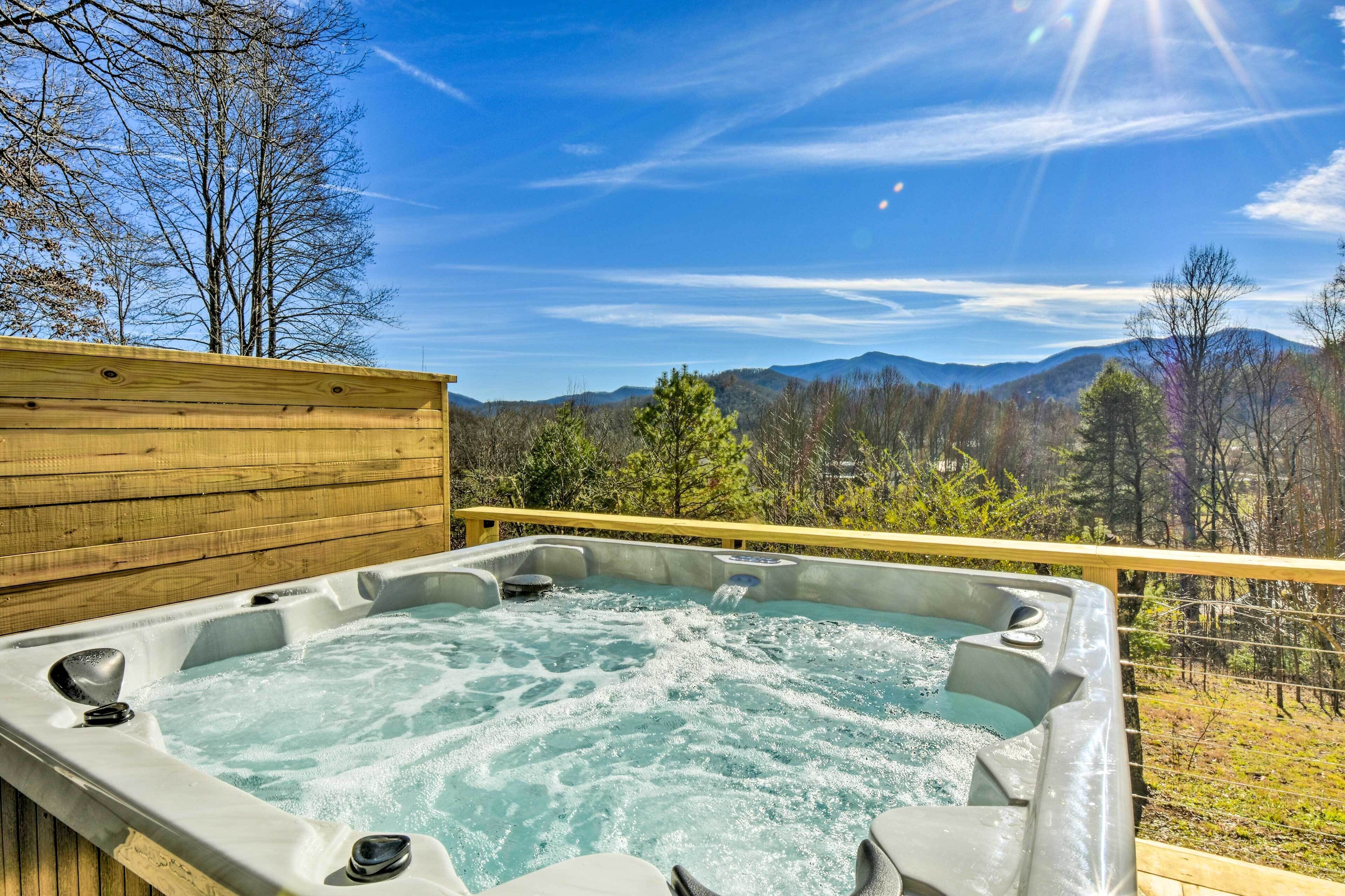 Franklin Home w/ Hot Tub & Mtn Views!