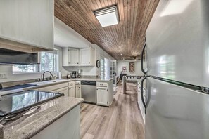 House (3 Bedrooms) | Interior - Central Ruidoso Retreat w/ Deck & Game Room! (Ruidoso)