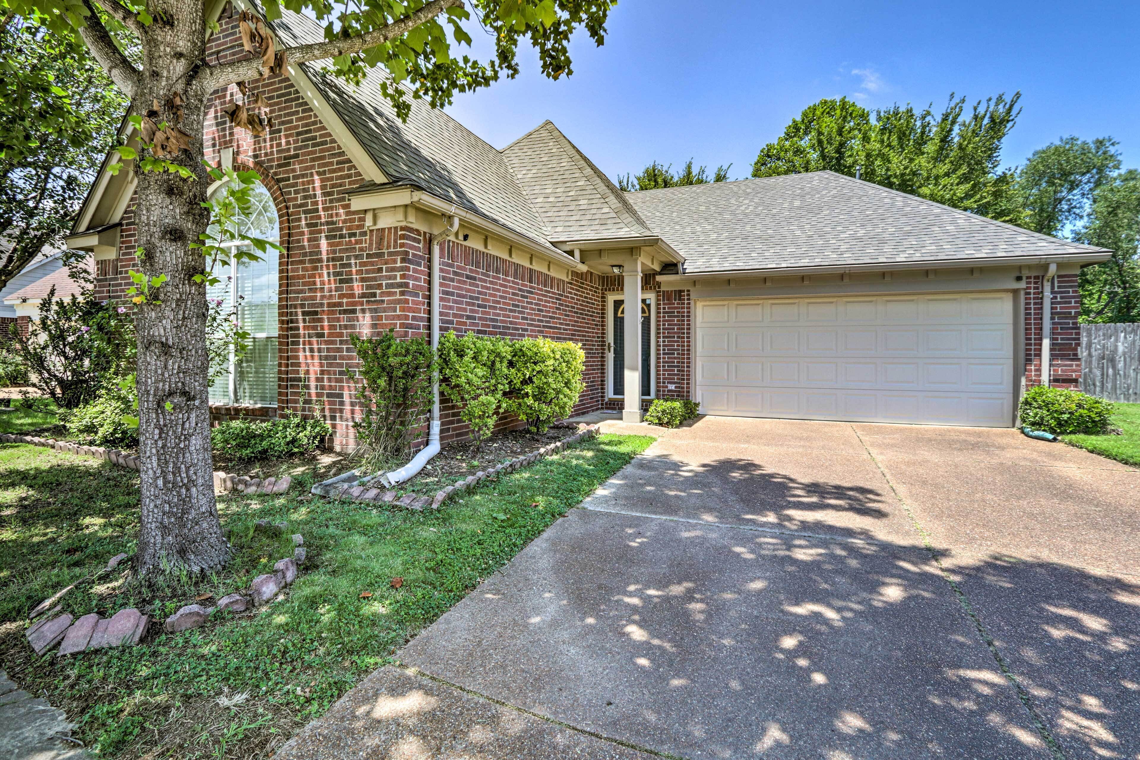 Memphis House w/ Yard 25 Minutes to Beale Street!