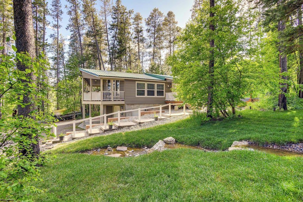 Rustic Escape w/ Deck, Hot Tub & Mountain Views - Alpine, WY