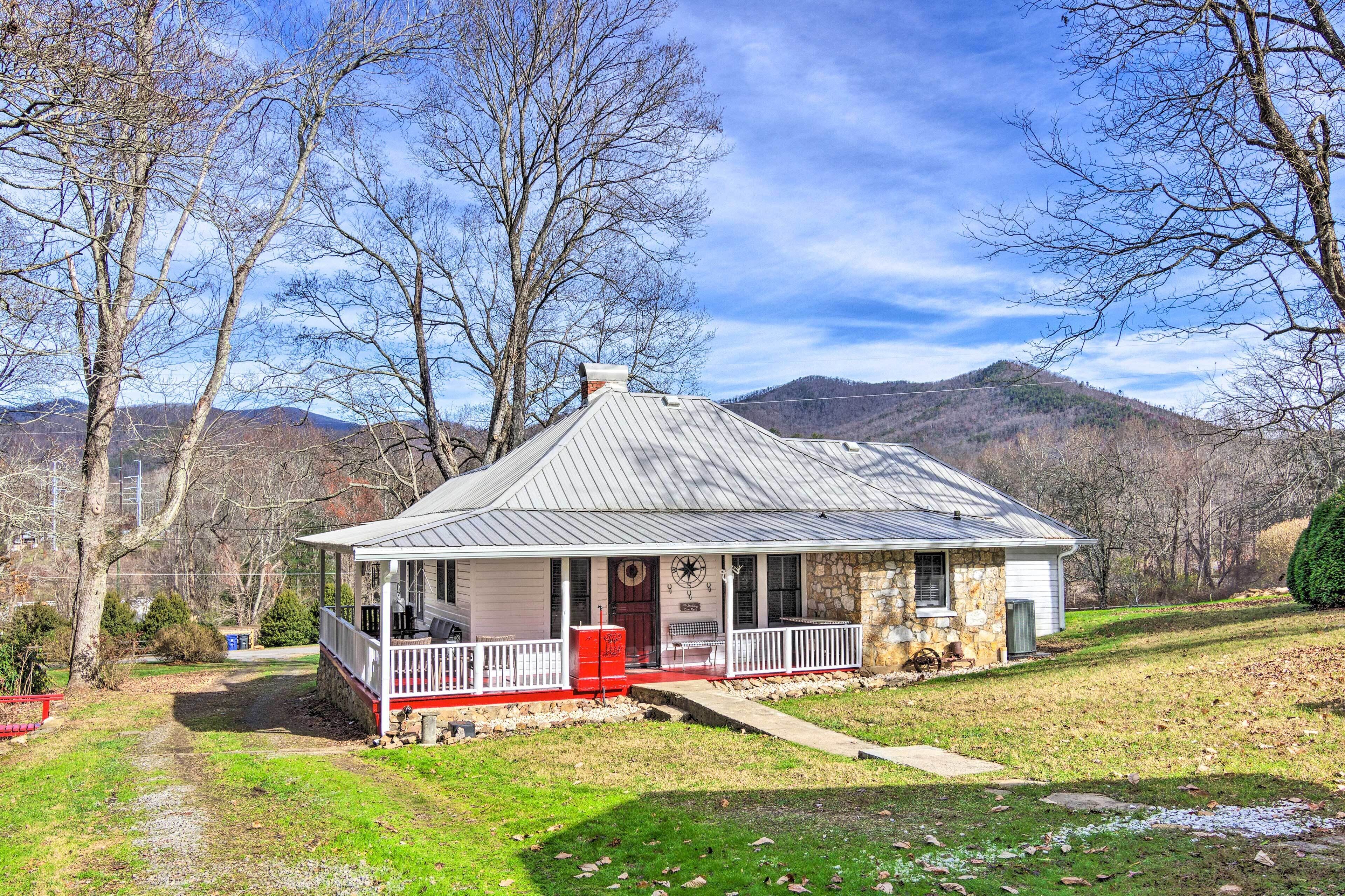 Picturesque Family Farmhouse Near Asheville!