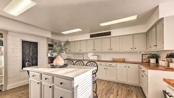 House (5 Bedrooms) | Interior