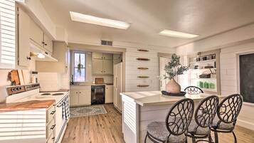 House (5 Bedrooms) | Interior