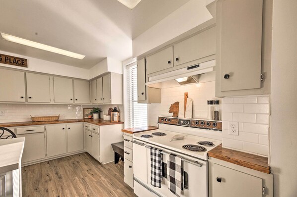 House (5 Bedrooms) | Interior - Peaceful Luna Farmhouse With Wraparound Porch! (Luna)