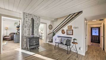 House (5 Bedrooms) | Interior