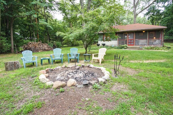 Harbert Cottage W/ Fire Pit: Half Mile To Beach! - Cherry Beach, Three Oaks