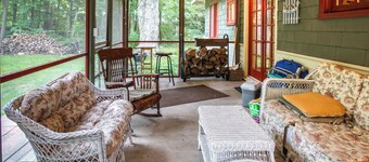 Harbert Cottage w/ Fire Pit: Half Mile to Beach!