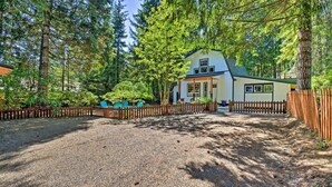 Ein Haus, umgeben von einem Holzzaun und dichtem Wald.