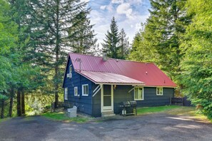 Interior - Peaceful + Chic Oasis: Fire Pit, Grill, Yard (Longview)