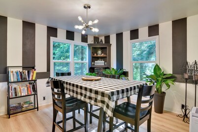 Peaceful + Chic Oasis: Fire Pit, Grill, Yard