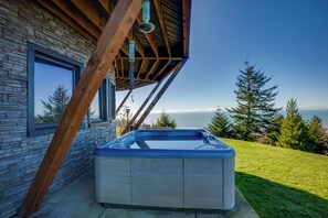 Apartment (1 Bedroom) | Interior - Stunning 360 Ocean Views, Near Redwoods NP! (Smith River)