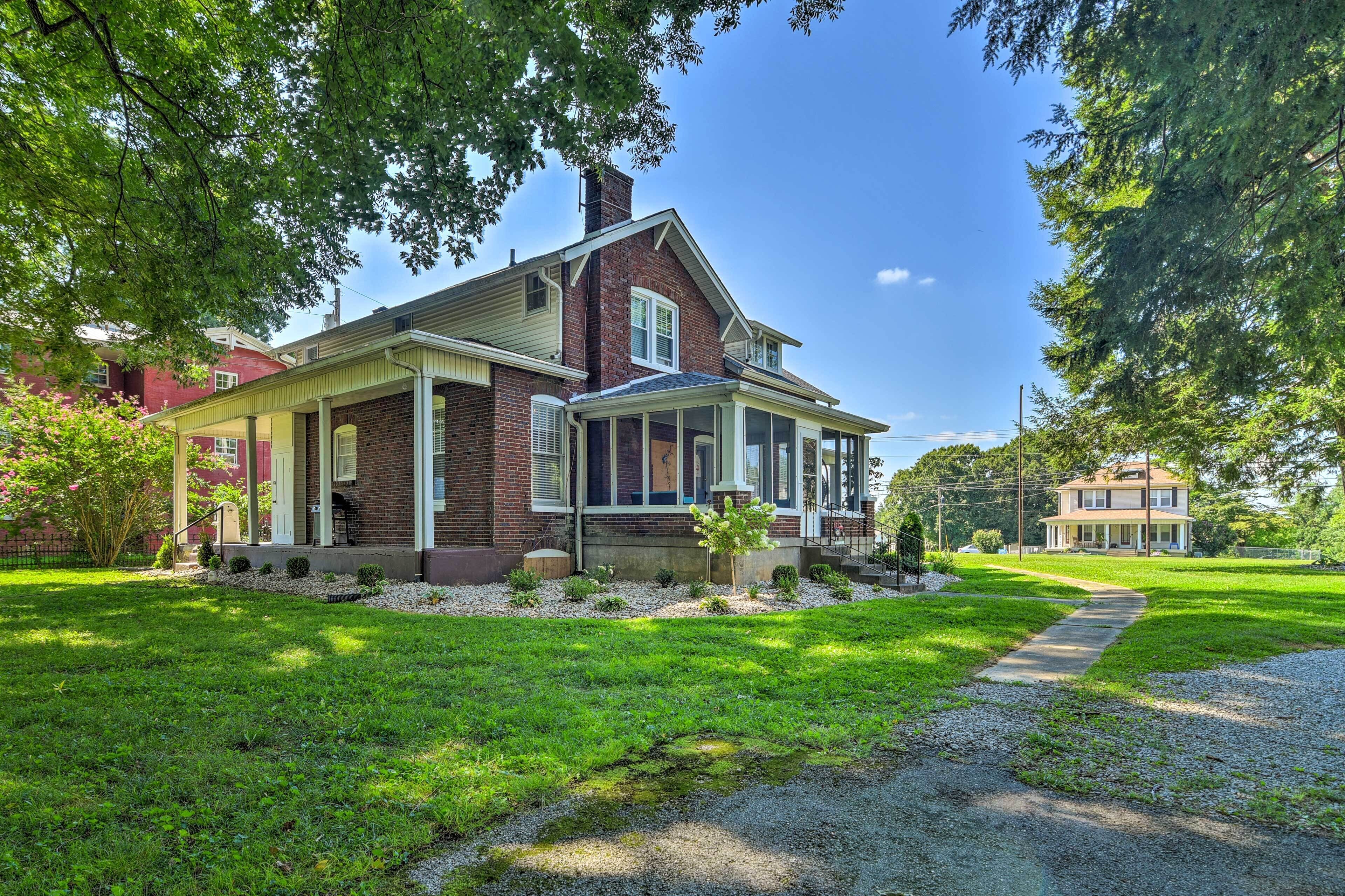 Glasgow Home w/ Porch: Close to Lake & Caves!