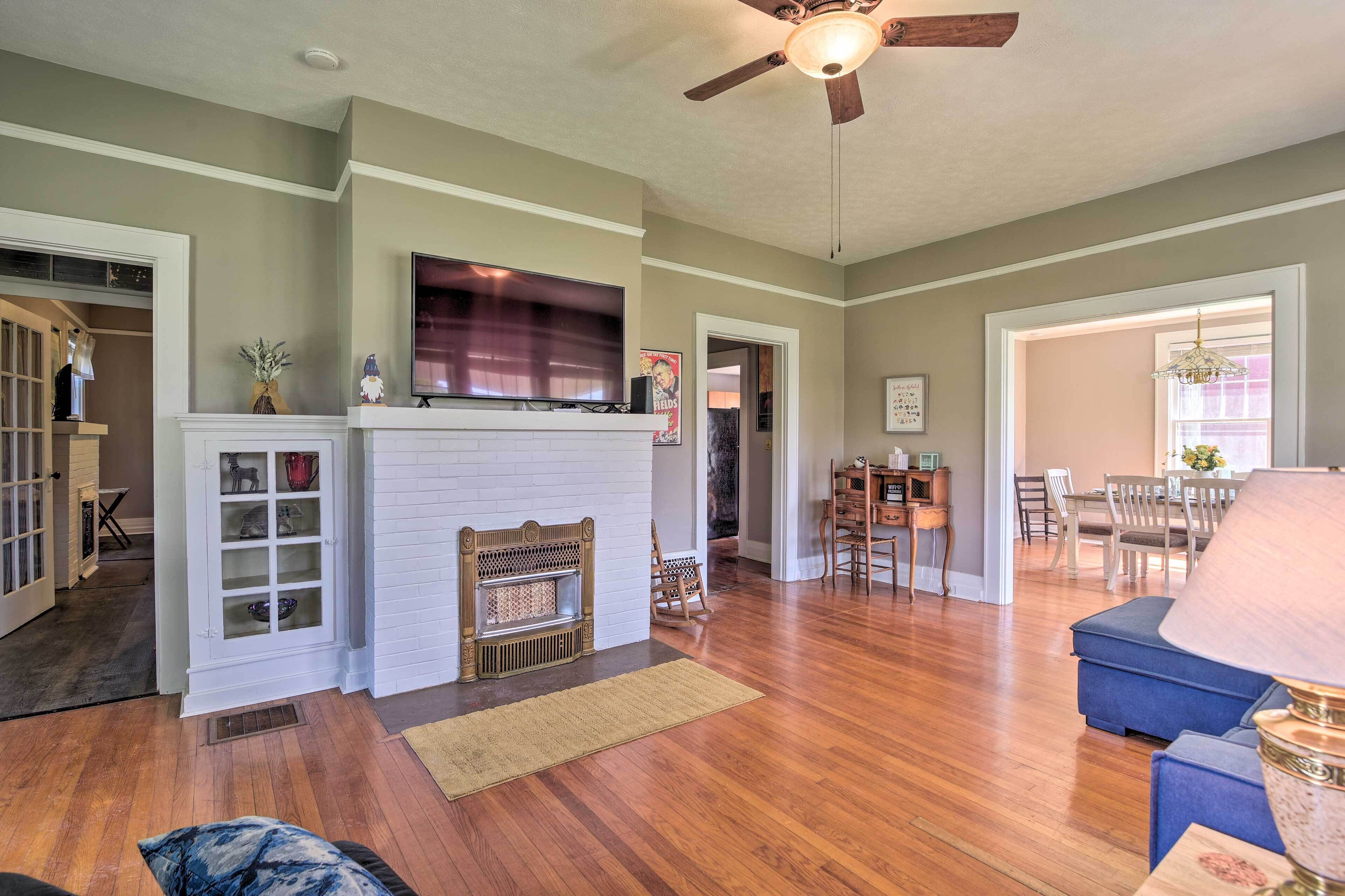 Glasgow Home w/ Porch: Close to Lake & Caves!