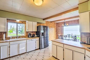 House (5 Bedrooms) | Interior