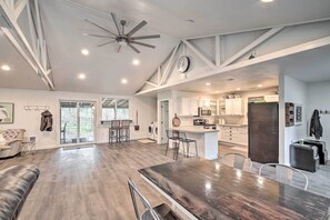 Cottage (1 Bedroom) | Interior - Quaint, Cozy Outdoor Retreat Near Mt Rainier! (Roy)