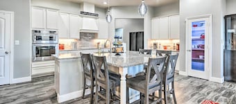 Modern Amarillo House w/ Fire Pit + Hot Tub!