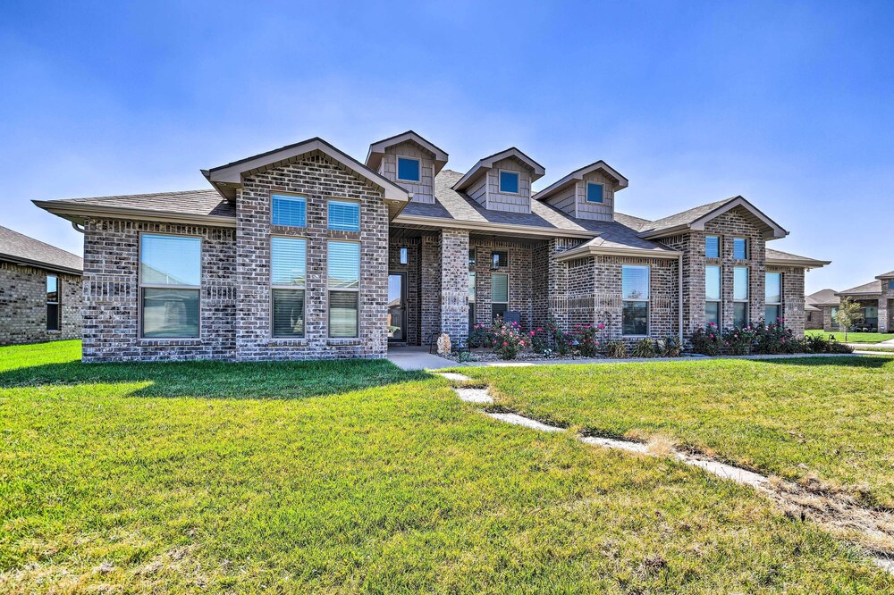 Modern Amarillo House w/ Fire Pit + Hot Tub!