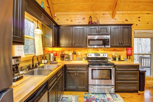 Mossy Rock Retreat: Cabin Near Desoto Park!