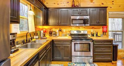 Mossy Rock Retreat: Cabin Near Desoto Park!