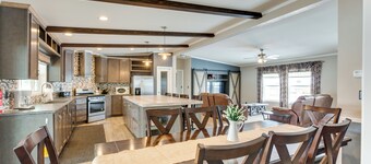 Spacious Tierra Amarilla Ranch House w/ Deck!