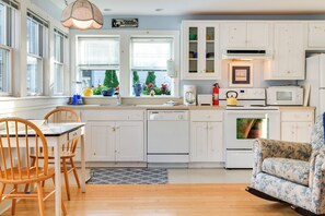 Cottage (2 Bedrooms) | Interior - 'osprey Cottage' South Freeport Home on Casco Bay! (Freeport)