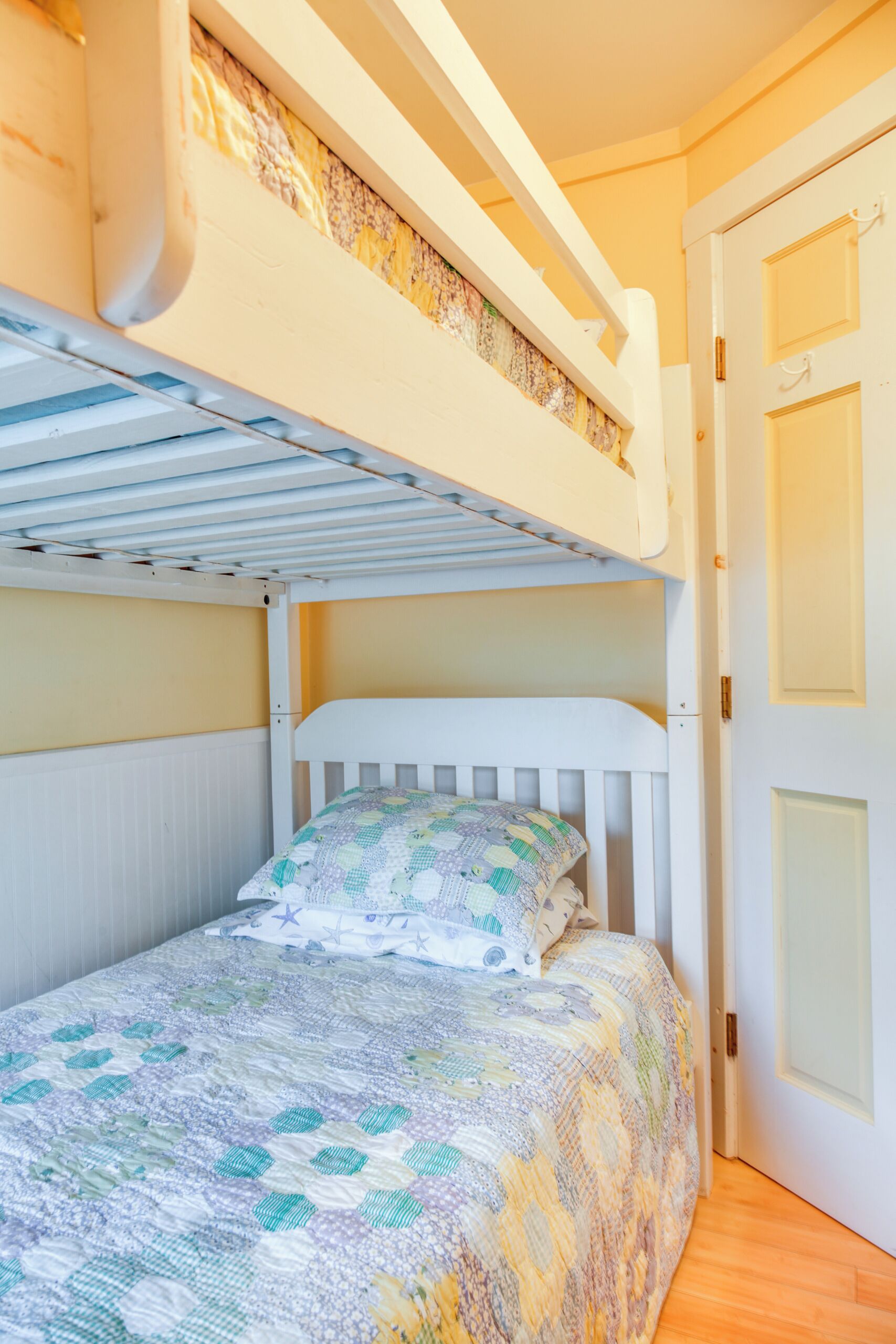 Un lit superposé avec un lit en bas et un lit simple en dessous.