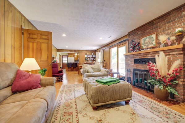 TV - Serene Canton Home w/ Deck & Mountain Views! (Canton)
