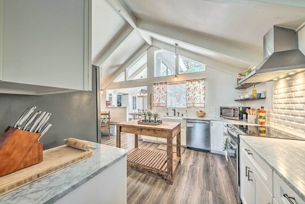 Interior - Unique & Modern Alto Home w/ Private Hot Tub! (Alto)