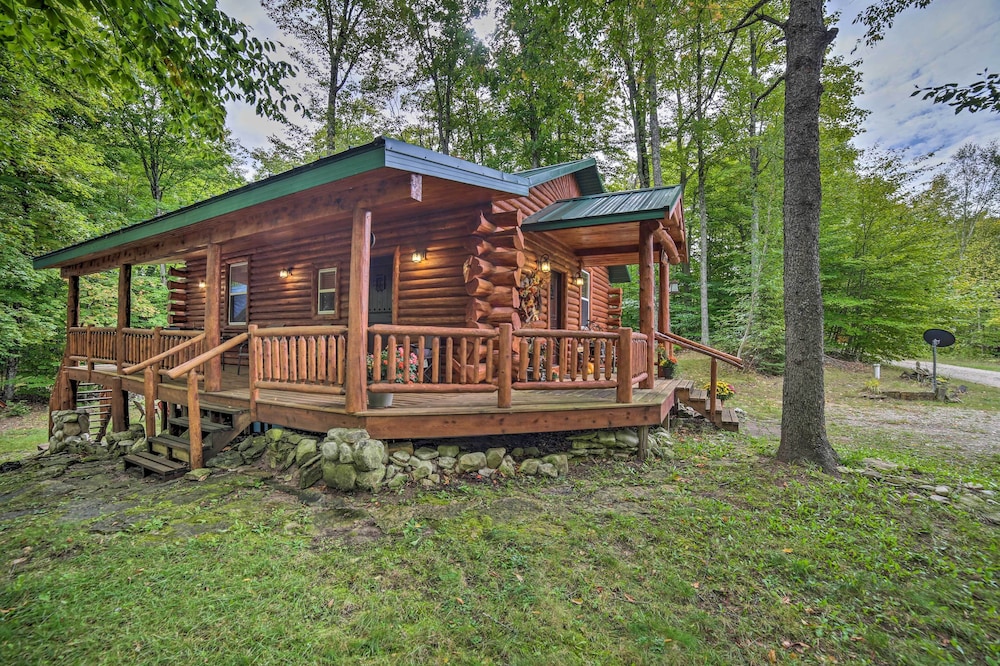 Updated Manistique Log Cabin, Yard & Fire Pit