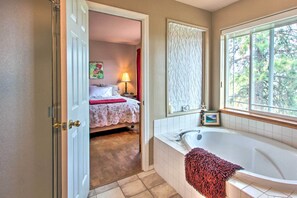 Apartment (3 Bedrooms) | Bathroom - Stunning Townhome Near Upper Klamath Lake! (Klamath Falls)