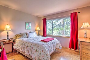 Apartment (3 Bedrooms) | 3 bedrooms, iron/ironing board, bed sheets - Stunning Townhome Near Upper Klamath Lake! (Klamath Falls)