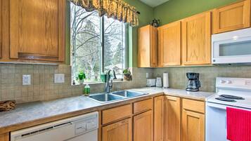 Apartment (3 Bedrooms) | Private kitchen | Microwave, oven, stovetop, dishwasher