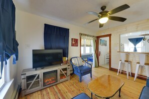 Interior - Wildwood Apartment - Porch & Enclosed Sunroom! (Wildwood)