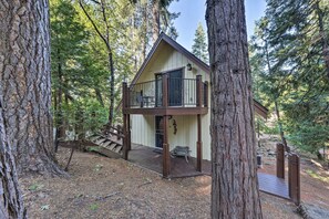 A cabin with a balcony, surrounded by tall trees. - Twain Harte Mountain Cabin w/ Deck - 3 Mi to Dtwn (Twain Harte)