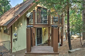 Terrace/patio - Twain Harte Mountain Cabin w/ Deck - 3 Mi to Dtwn (Twain Harte)