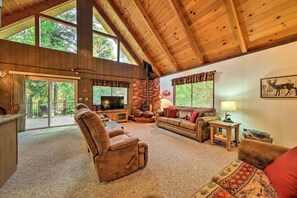 TV - Twain Harte Mountain Cabin w/ Deck - 3 Mi to Dtwn (Twain Harte)