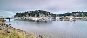 Winchester Bay Apt Near Dunes & State Parks!