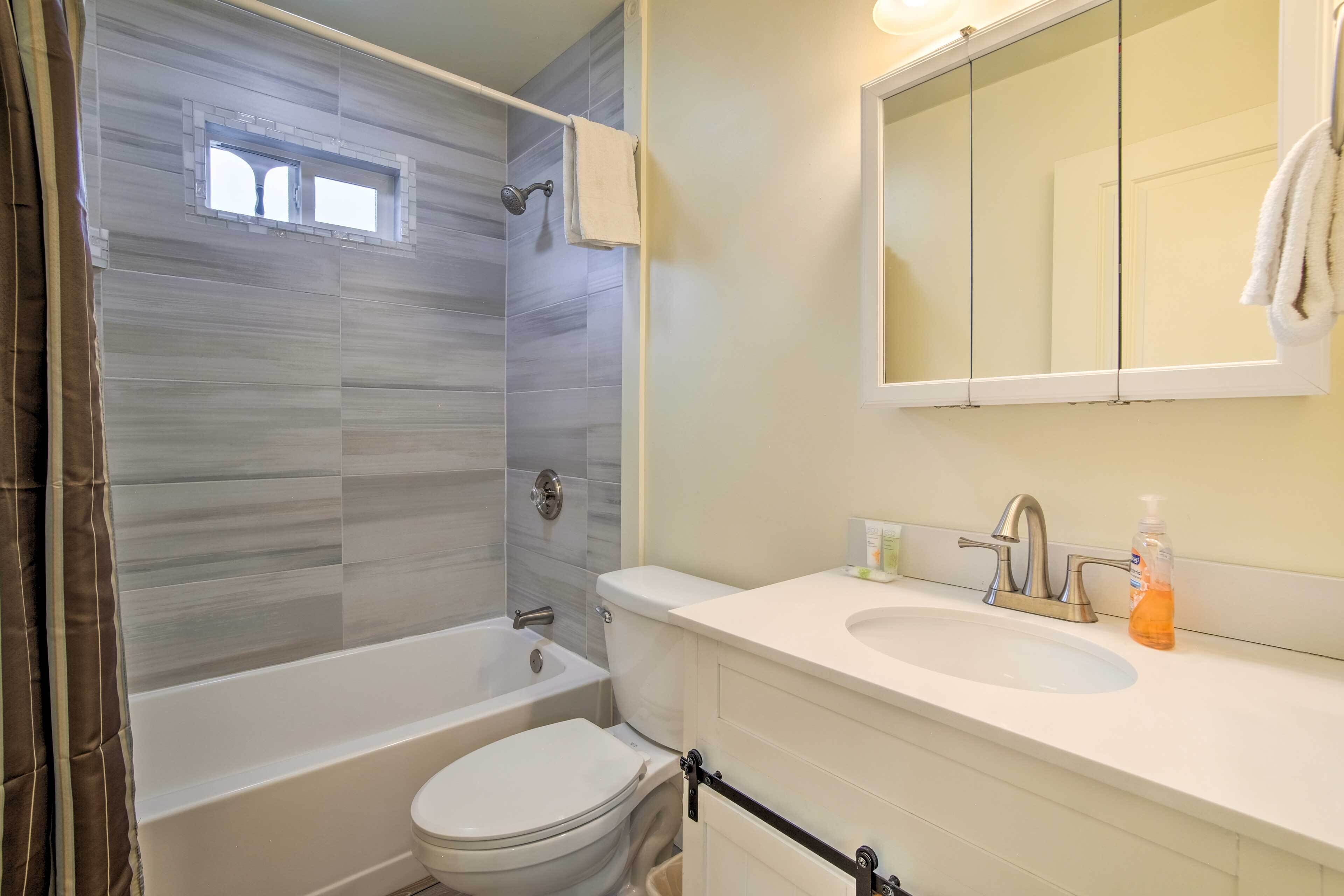 Une salle de bain avec une baignoire, des toilettes et un lavabo.