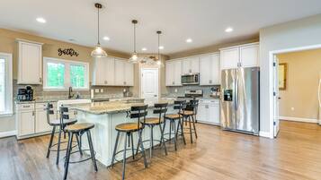 House (6 Bedrooms) | Interior