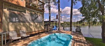 Riverfront Houston House w/ Deck & Private Dock!