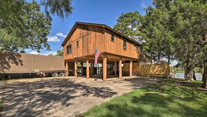 Ein Holzbau mit Veranda und einer amerikanischen Flagge.