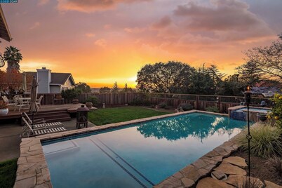 Wine Country Gateway w/ Views Btwn Napa & SF