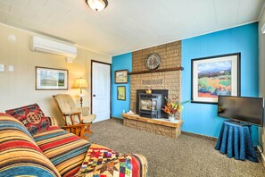 A cozy living room with a fireplace, a television, and comfortable seating. - Tropic Family House - 10 Miles to Bryce Canyon! (Tropic)