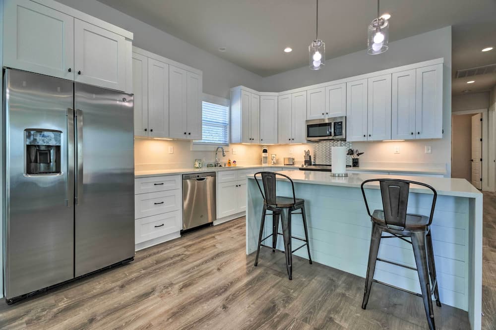 Spacious Gulfport Home - Walk to Beach! - Gulfport, MS