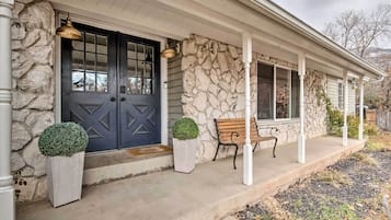 House (5 Bedrooms) | Interior