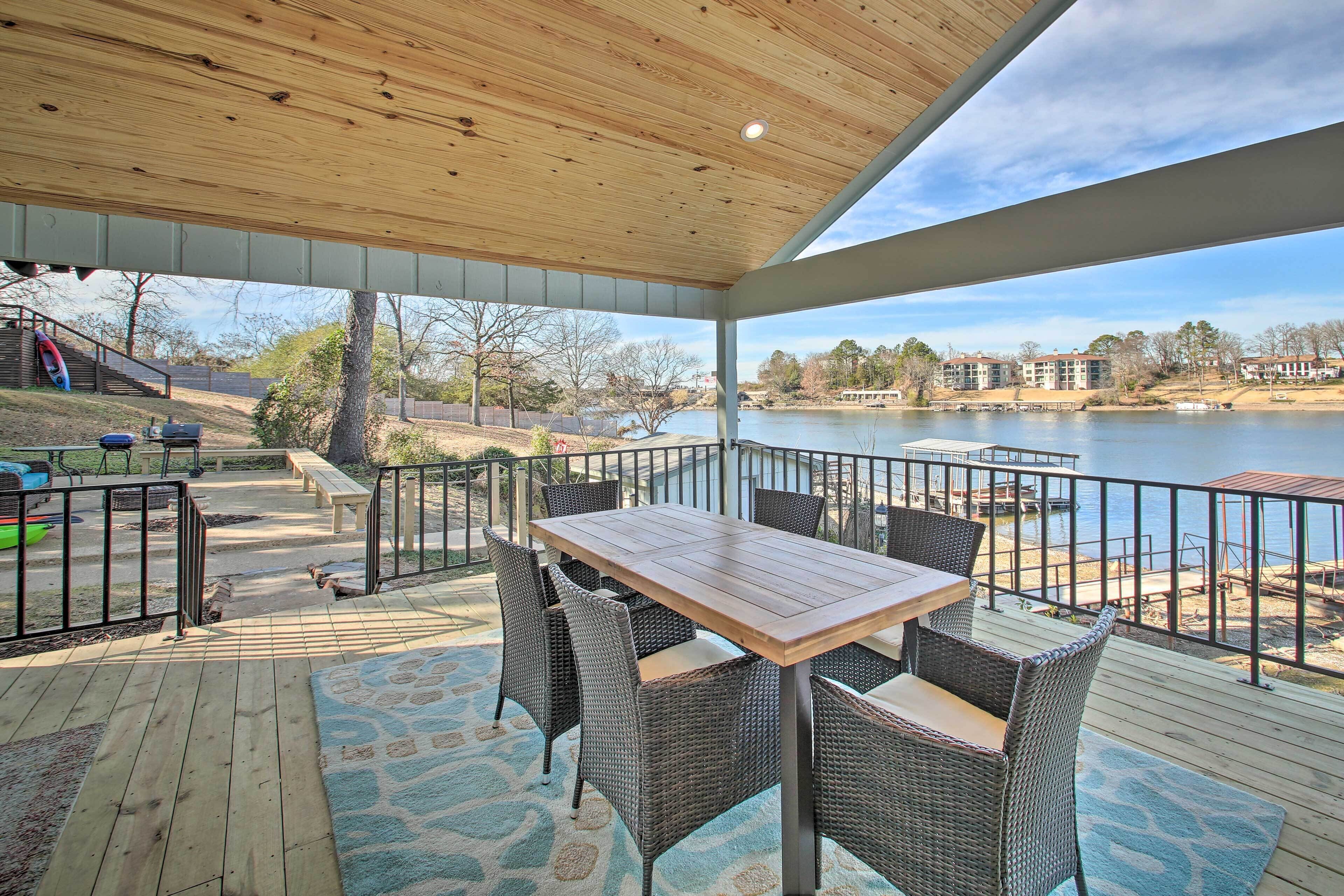 Waterfront Getaway w/ Dock on Lake Hamilton!