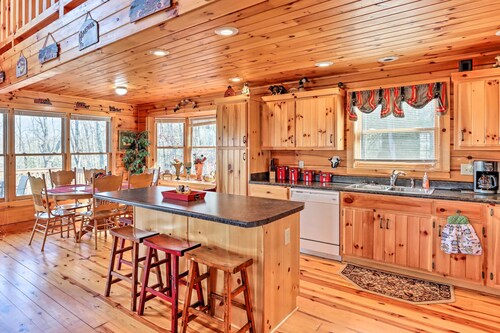 Murphy Cabin: Wheelchair Accessible w/ Fire Pit!