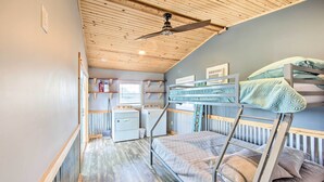 A bunk bed room with a ceiling fan, wooden beams, and a window with blinds. - On-site Boat Launch: Gun Barrel City Lake House (Mabank)