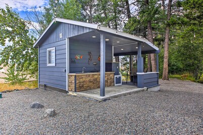 Eureka Tiny Home w/ Hot Tub & Community Beach!